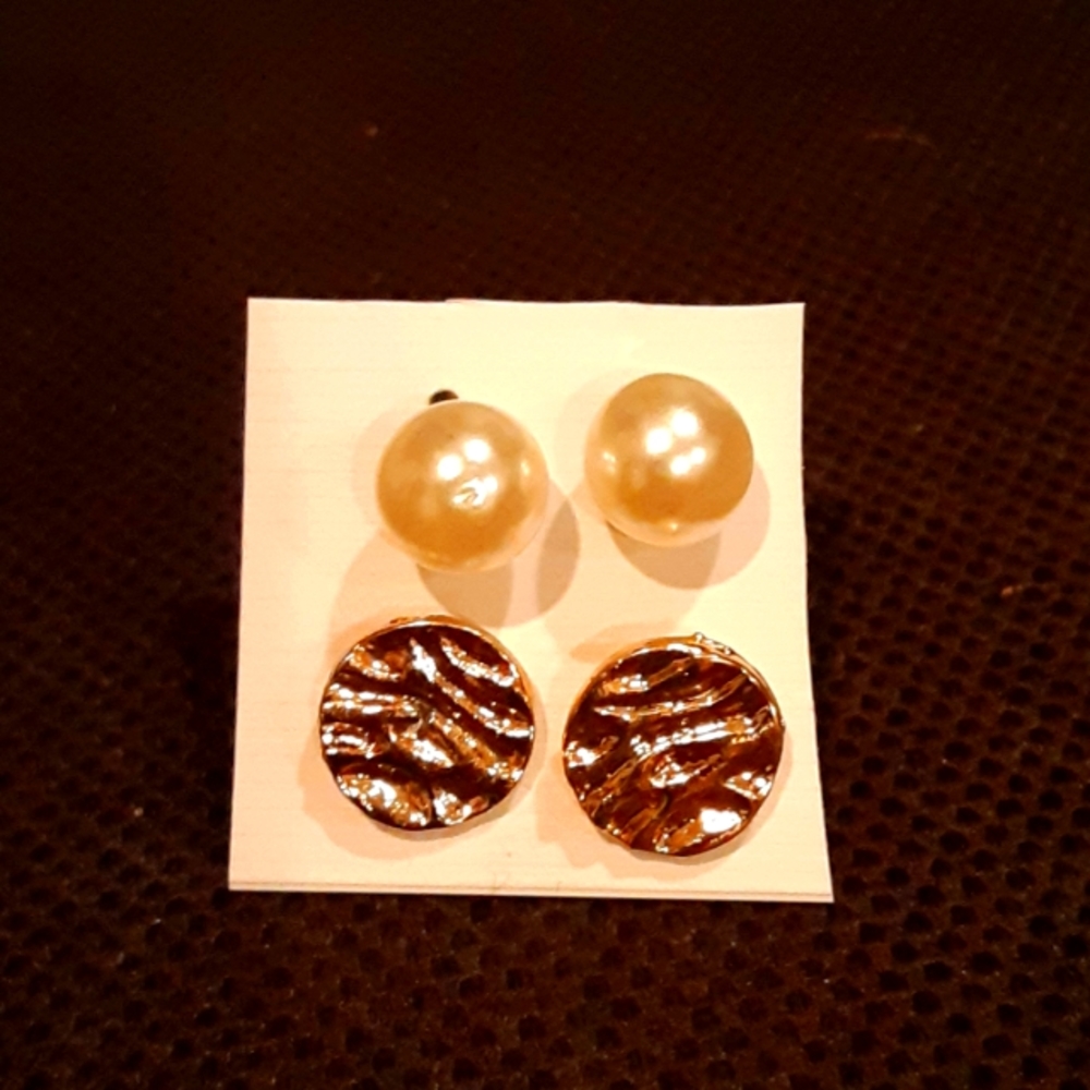 Must bundle.  pearl and gold earrings.